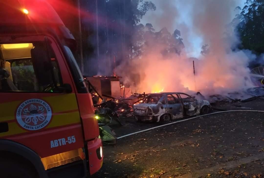 Homem morre carbonizado após casa aonde ele morava pegar fogo.