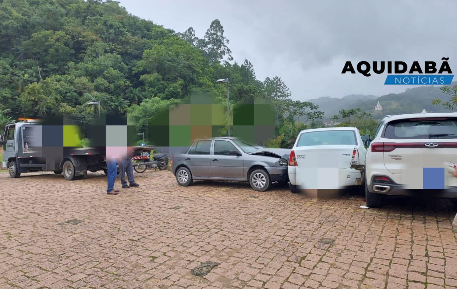 Homem revoltado após audiência online vai até o fórum de Ibirama e joga veículo contra as quem moveu o processo.