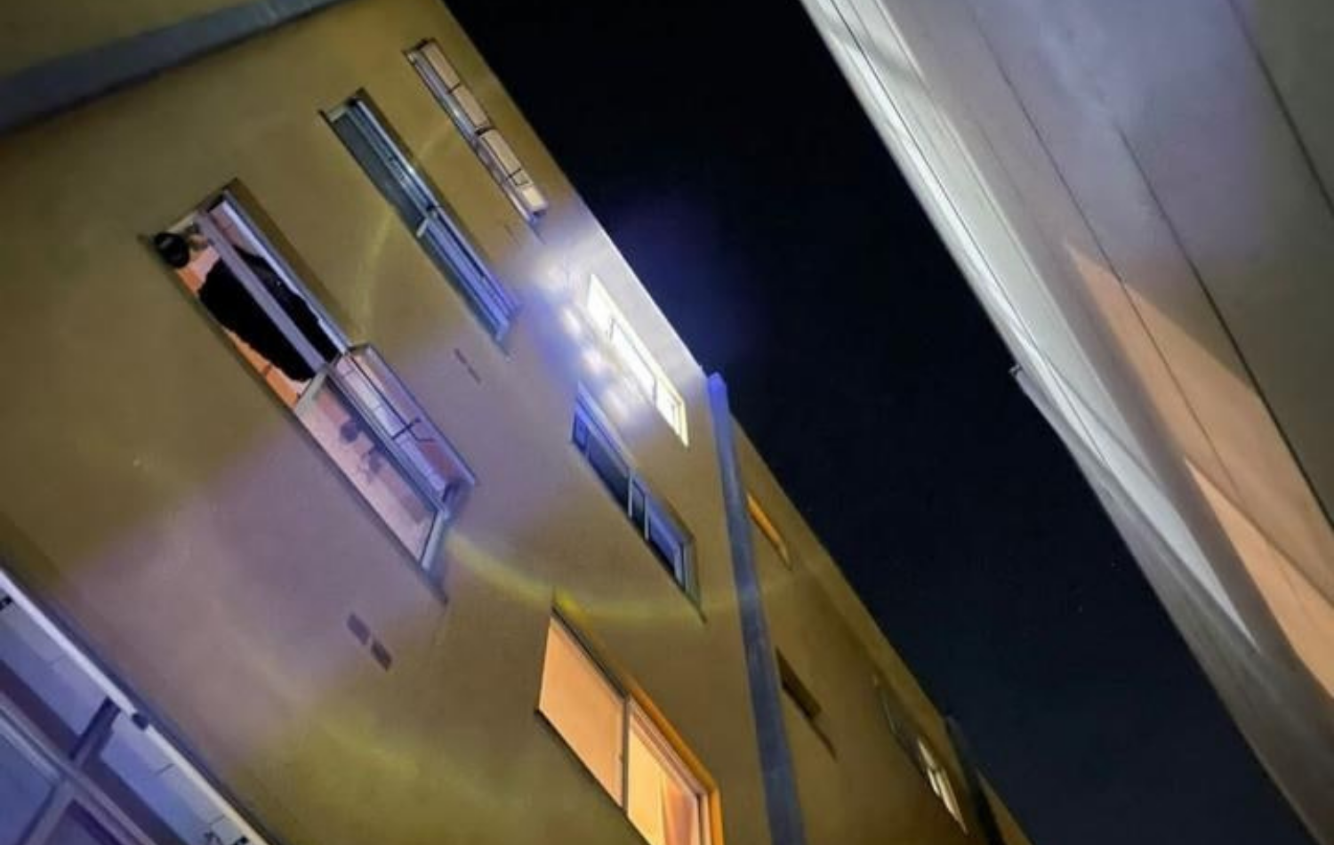 Menina de 05 anos morre ao cair do prédio, os pais tinham ido no mercado e deixado ela sozinha.