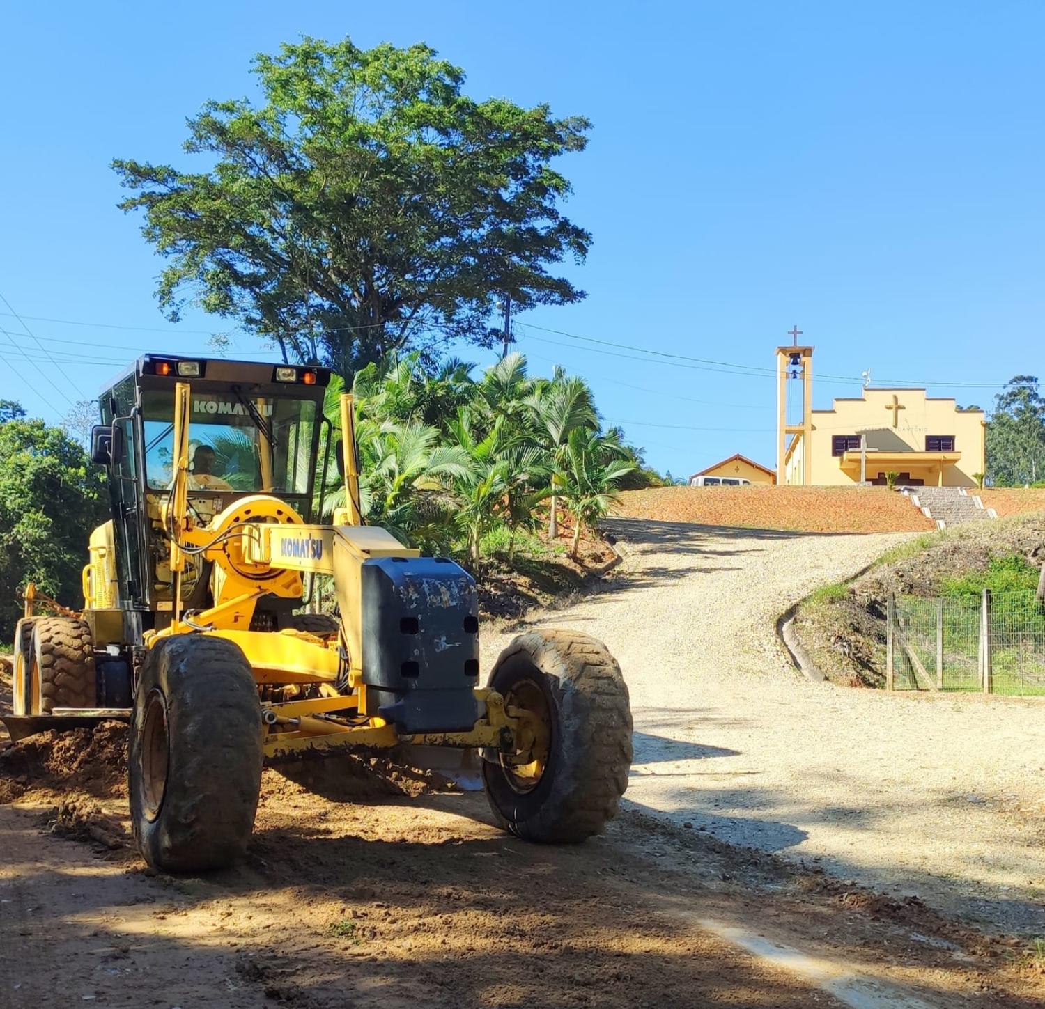 Secretaria de obras trabalha no feriado para colocar as estradas em dia após longo período de chuva em apiúna.