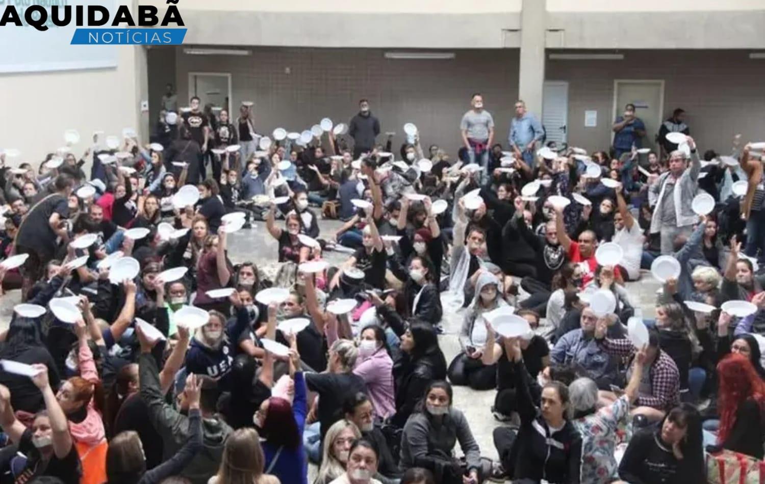 Servidores de Itajaí recebem salário de 1 centavo após prefeitura descontar faltas por greve.