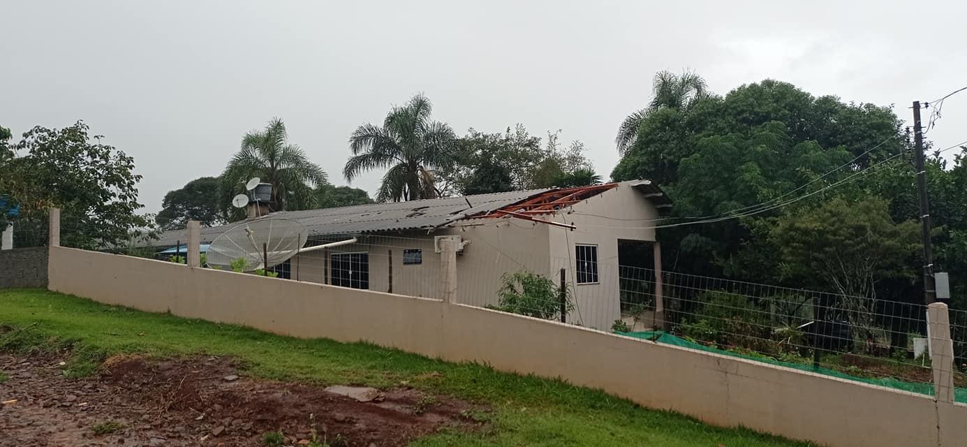 Temporais causam destruição no oeste de Santa catrina.