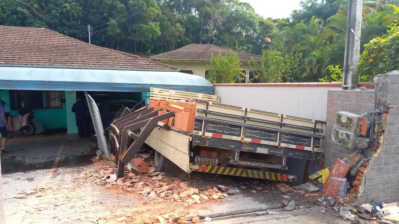 Caminhão invade residência bem Blumenau.