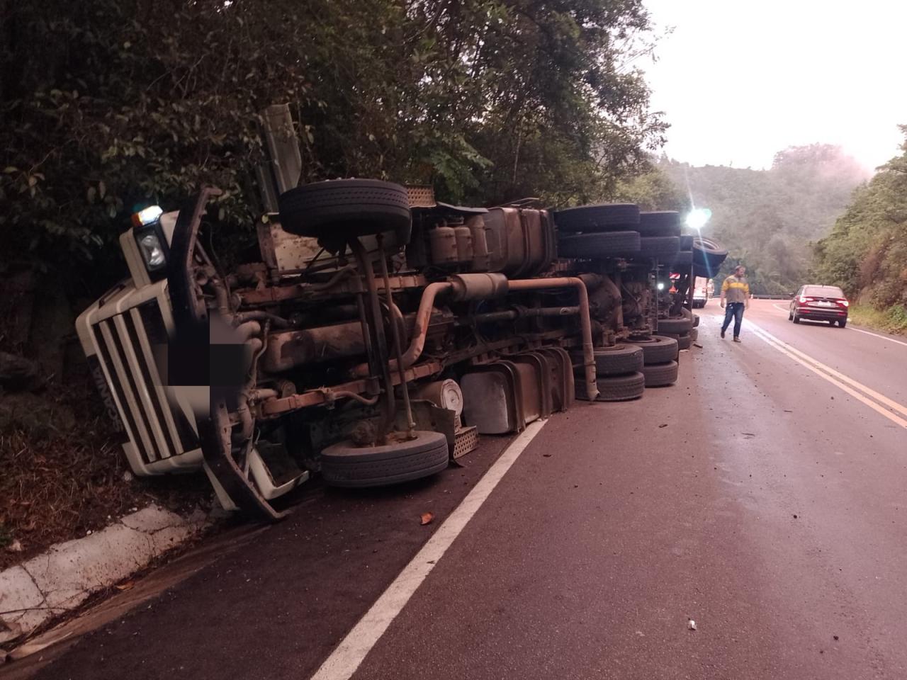 Carreta tomba na BR 470 em Ibirama.
