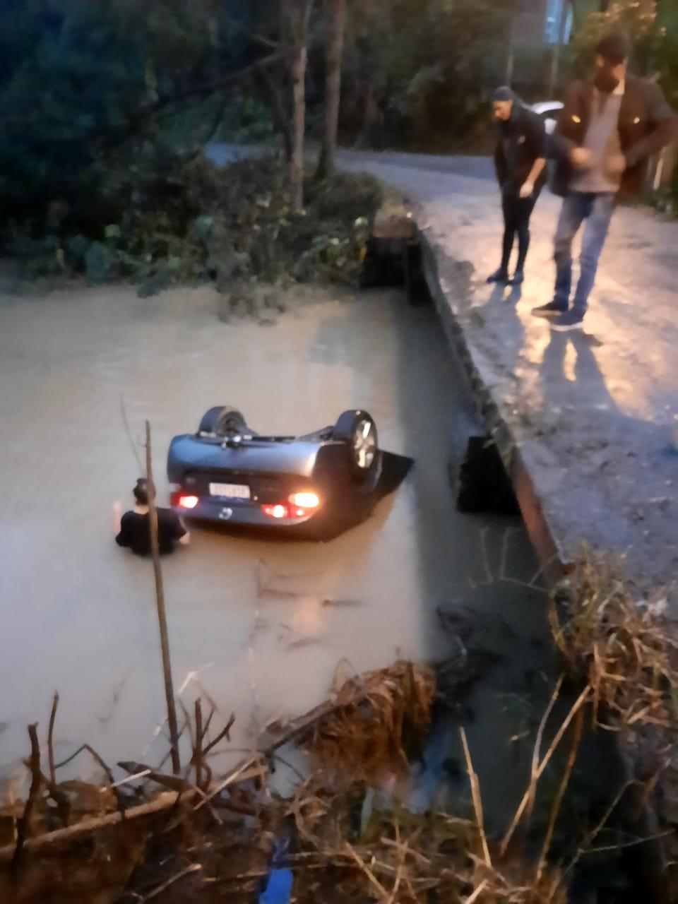 Casal morre após carro cair em ribeirão no Alto Vale.