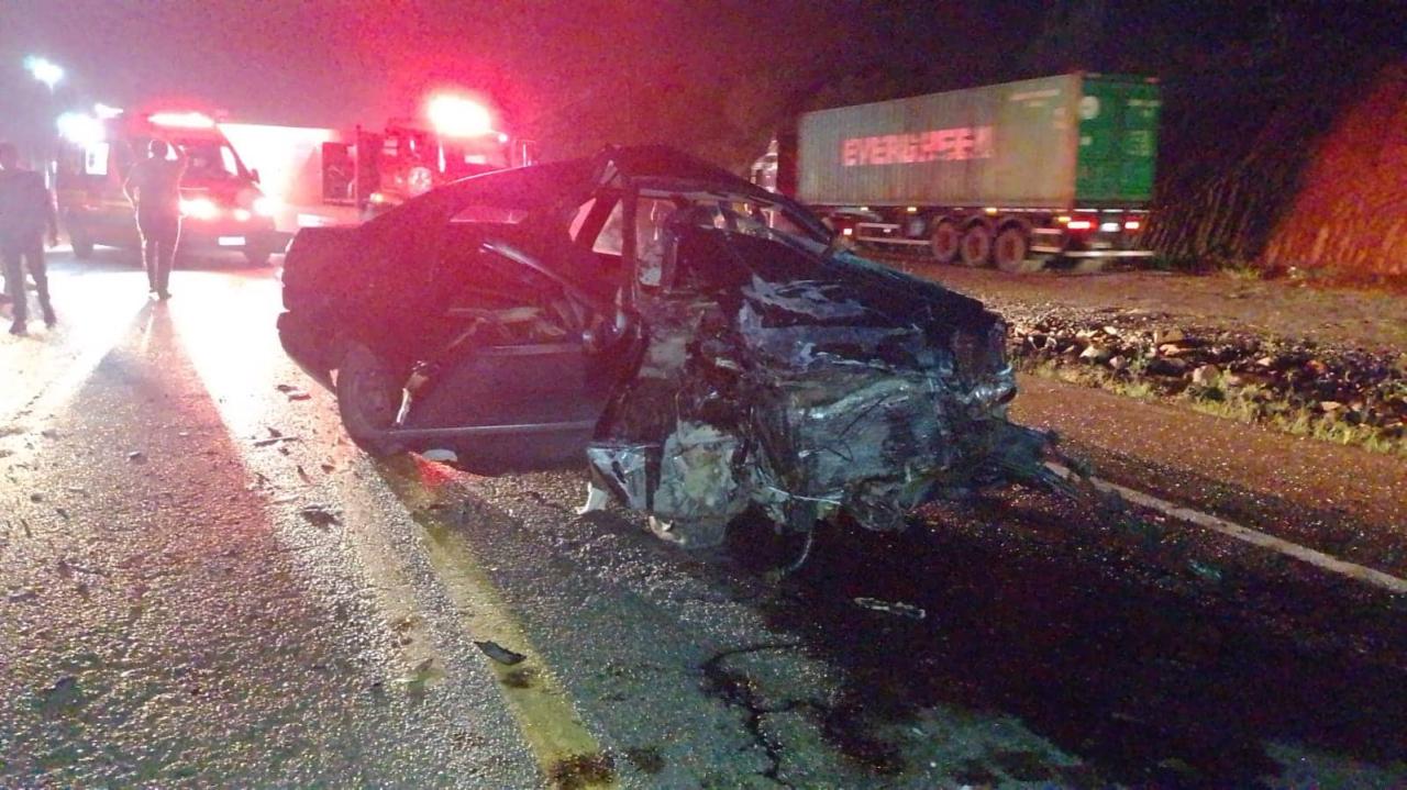 Colisão frontal entre carro e carreta é registrado na BR 470 em Lontras.