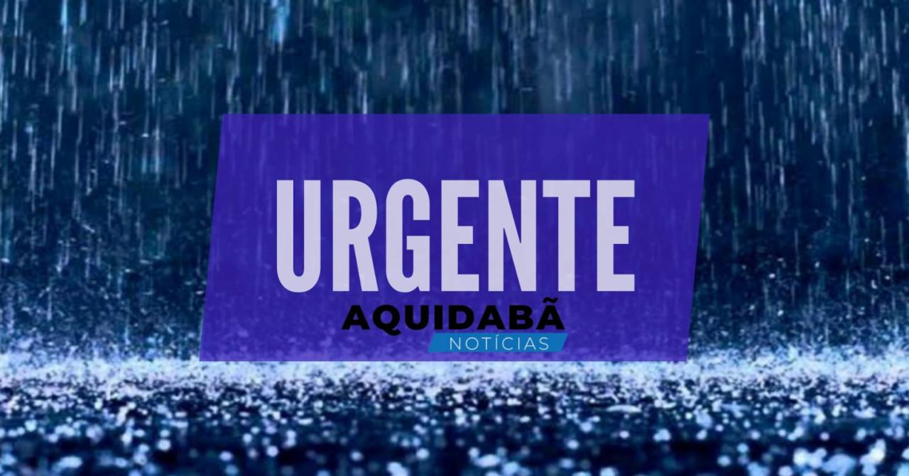 Defesa civil orienta moradores de Residências próximas ao rio para retirarem os móveis e levar a abrigos em Rio do Sul.