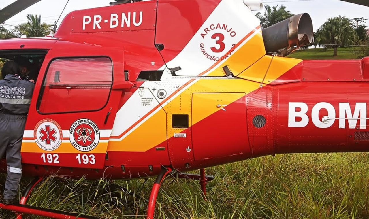 Homem fica gravemente ferido após cair de uma altura de 4 metros.