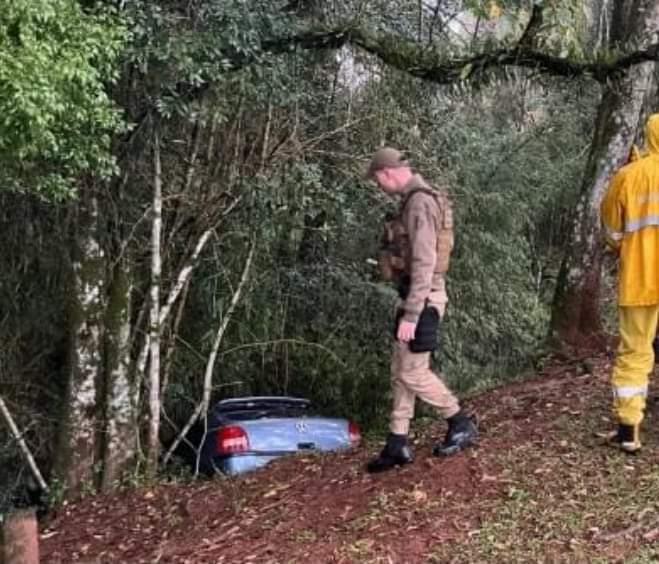Mulher desaparecida é encontrada morta com criança dentro do veículo.