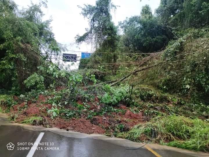 Queda de barreira interdita BR 153 na divisa com o Rio Grande do Sul.