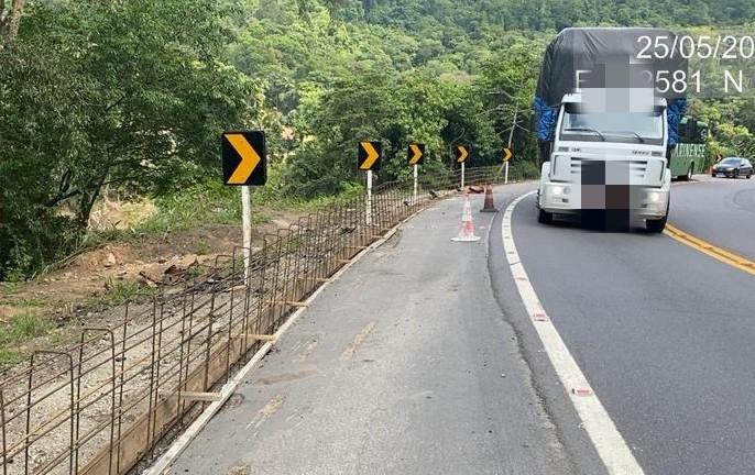 Sinalização, e construção de uma barreira  na curva da morte na BR 470.