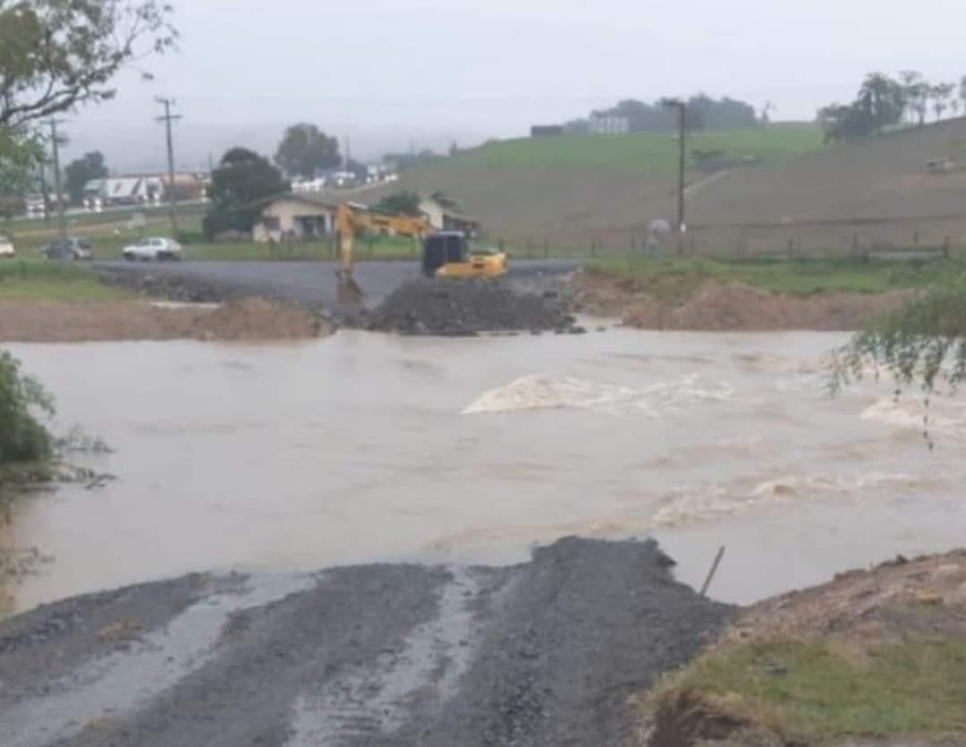 Trânsito volta a ficar no sentido siga e pare em Pouso Redondo.