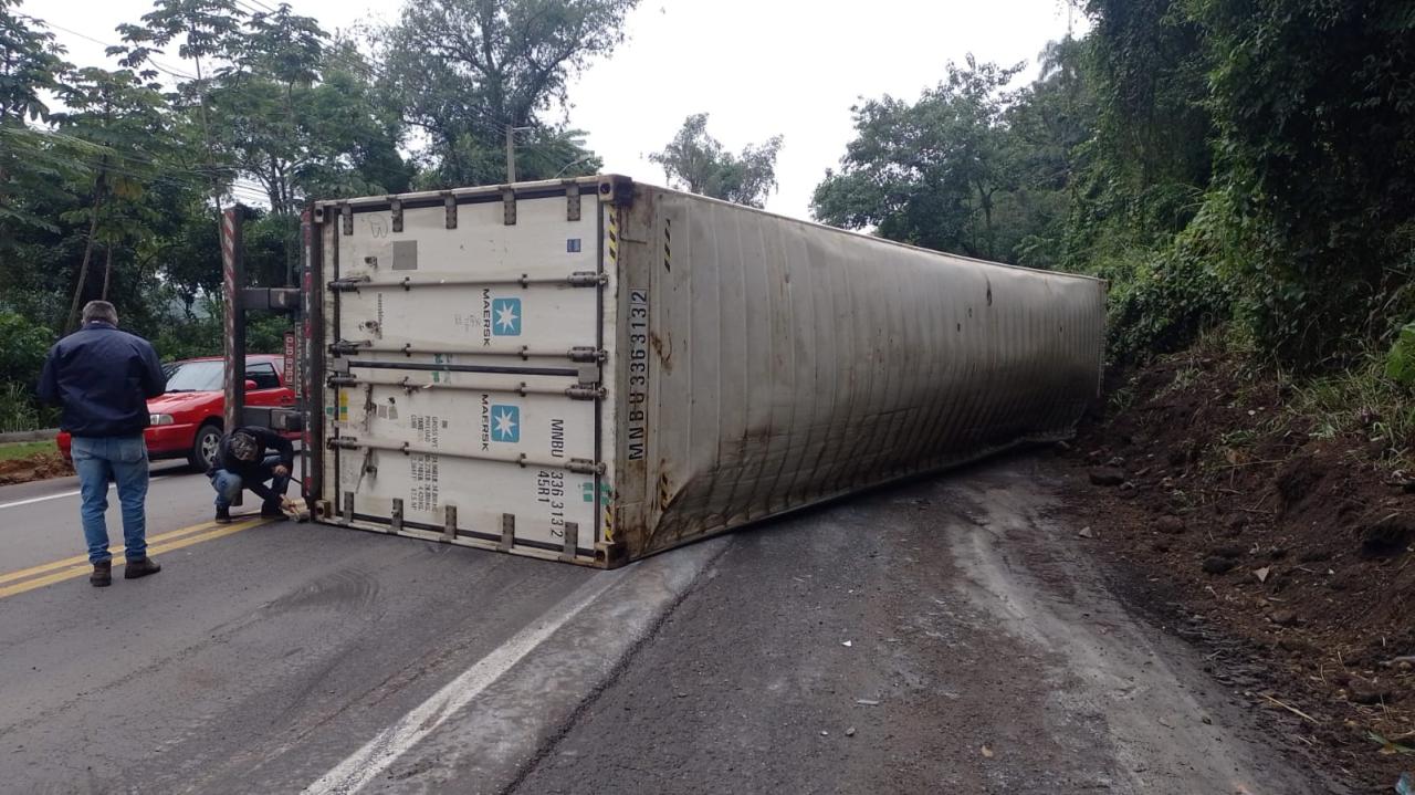 Carreta tomba na BR 470 em Apiúna.