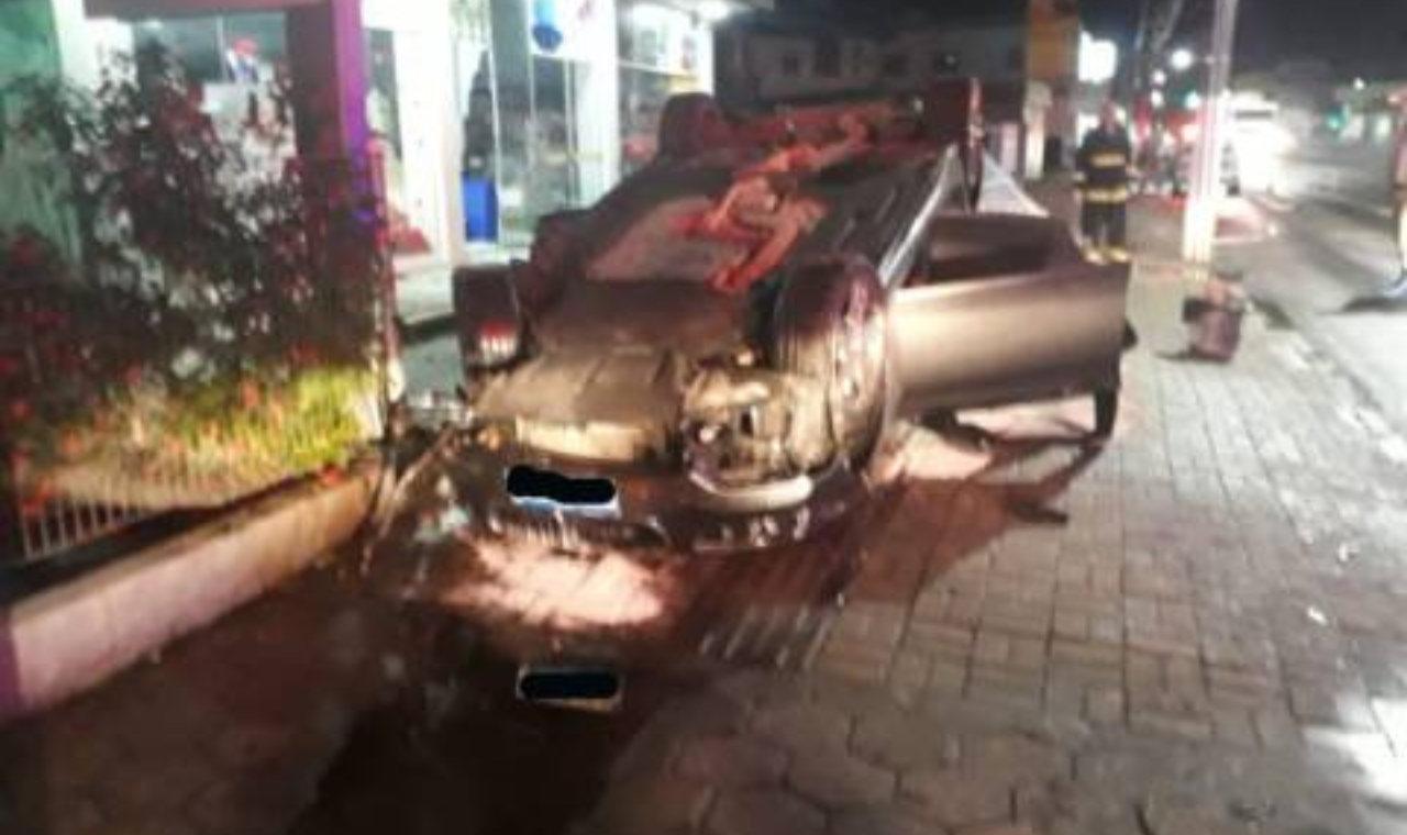 Homem fica ferido ao capotar carro em Rio do Sul.