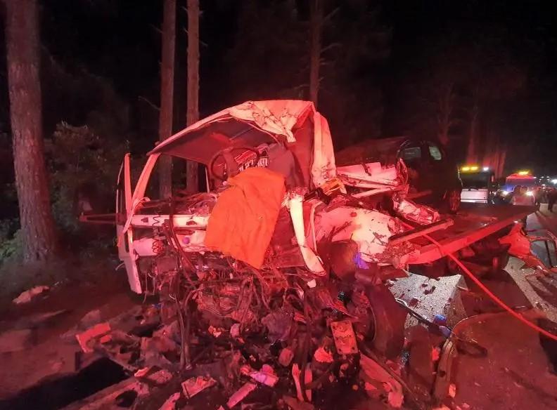 Menino de 8 anos morre após carreta destruir cabine de guincho em Santa Catarina.