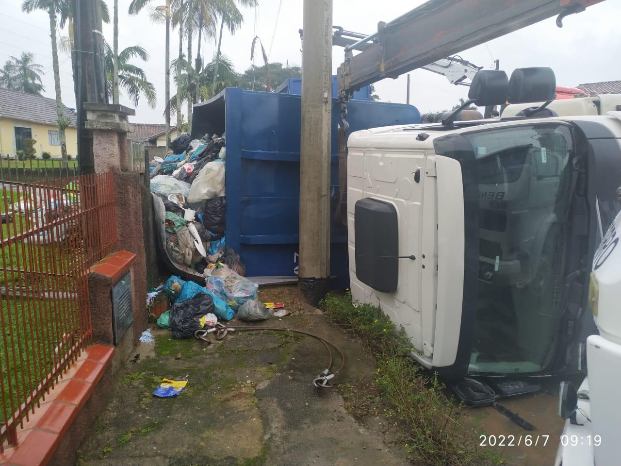 Motorista perde o controle e tomba o caminhão em Ascurra.