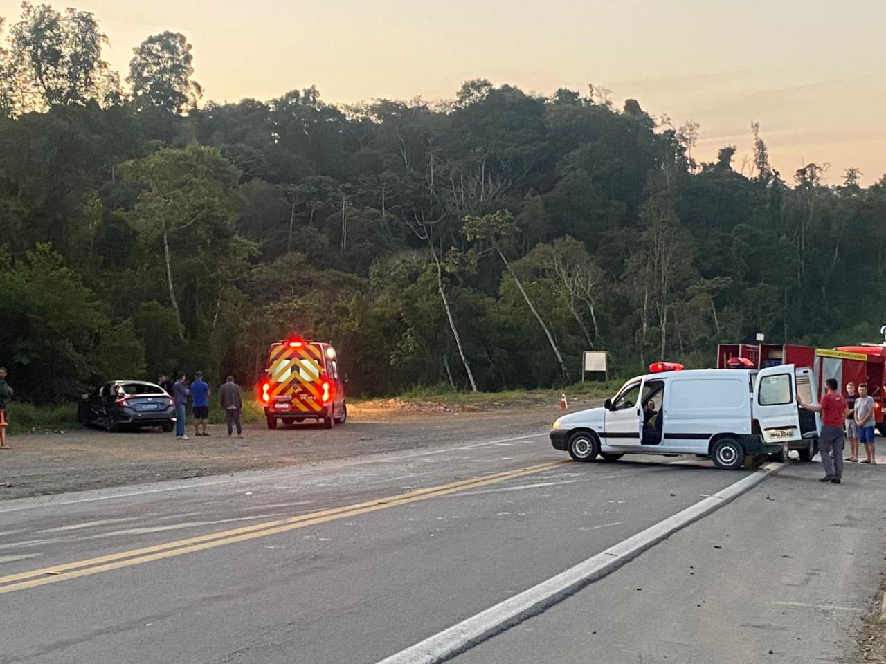 Acidente na BR 470 em Lontras, deixa 04 pessoas feridas.
