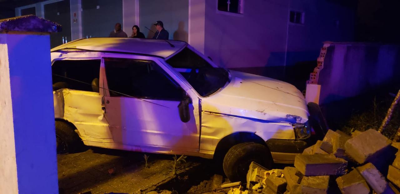 Motorista perde o controle do veículo e colide em muro na cidade de Ascurra.