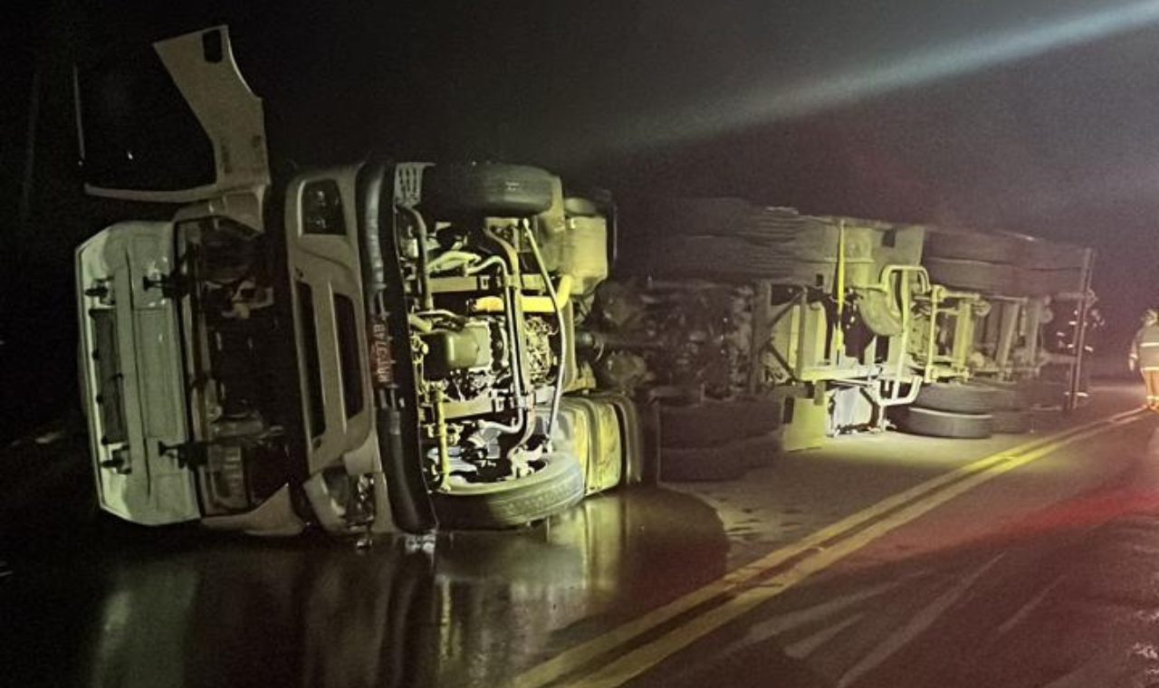 Tombamento de carreta na BR 470 em Ibirama.