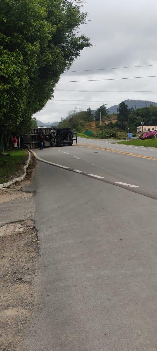 Acidente envolvendo carreta e carro na BR 470 em Lontras.