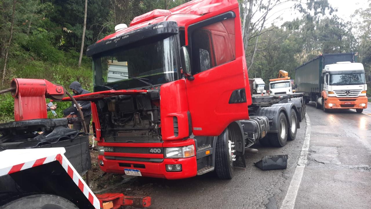 Carreta que tombou na BR 470 é removida em Ibirama.