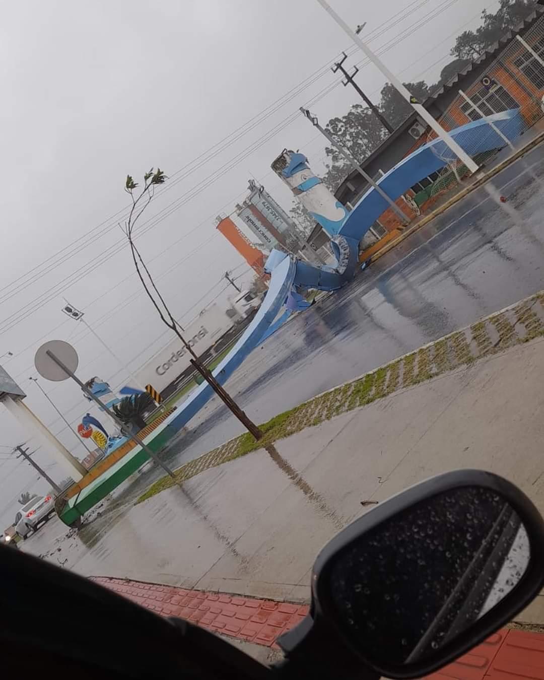 Chuva forte e ventos causam  destruição em Santa Catarina.