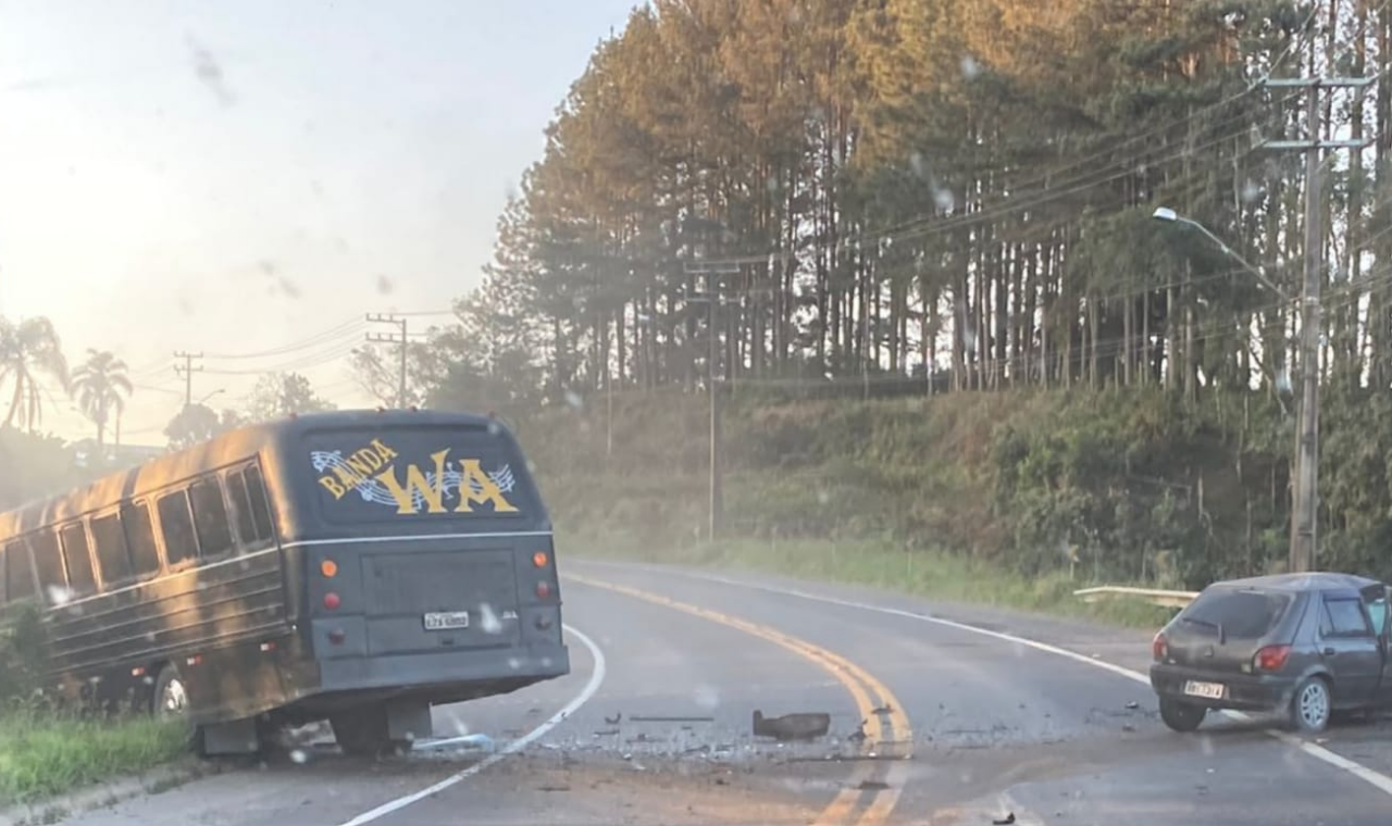 Grave acidente envolvendo ônibus e carro.
