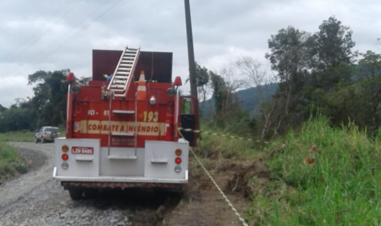 Home cai de aproximadamente 06 metros de altura, bombeiros estão atendendo a ocorrência.