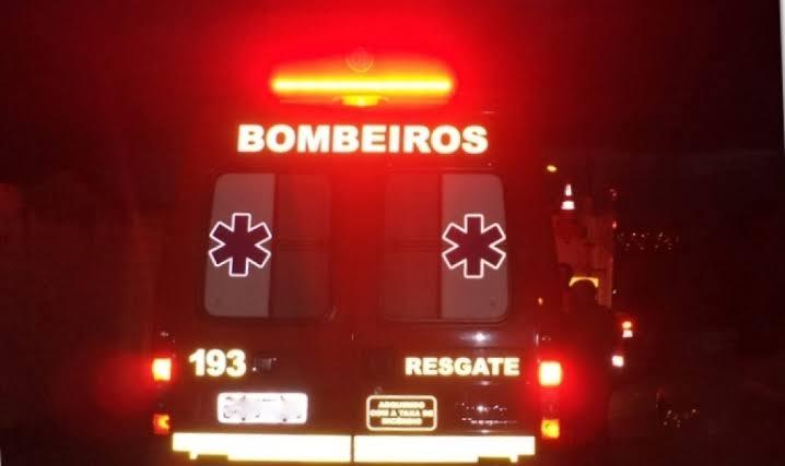 Homem fica gravemente ferido após ser atropelado por caminhão.