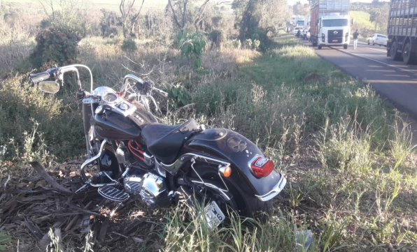 Homem perde a vida em grave acidente envolvendo motocicleta e caminhão.