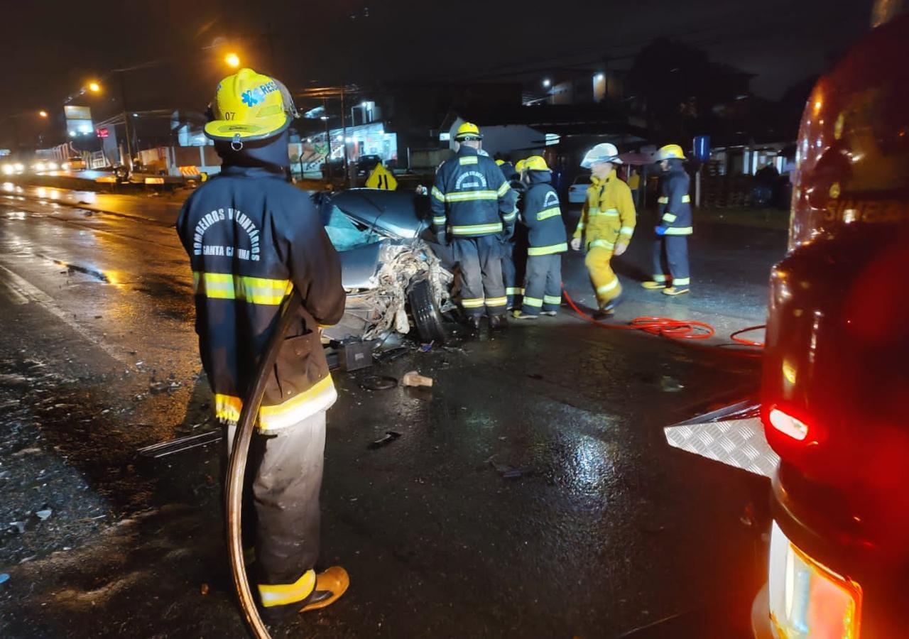Homem perde a vida em grave acidente na BR 470 em Indaial.