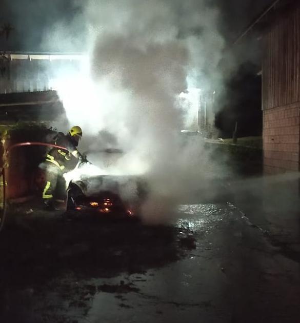 Incêndio em veículos na cidade de José Boiteux.