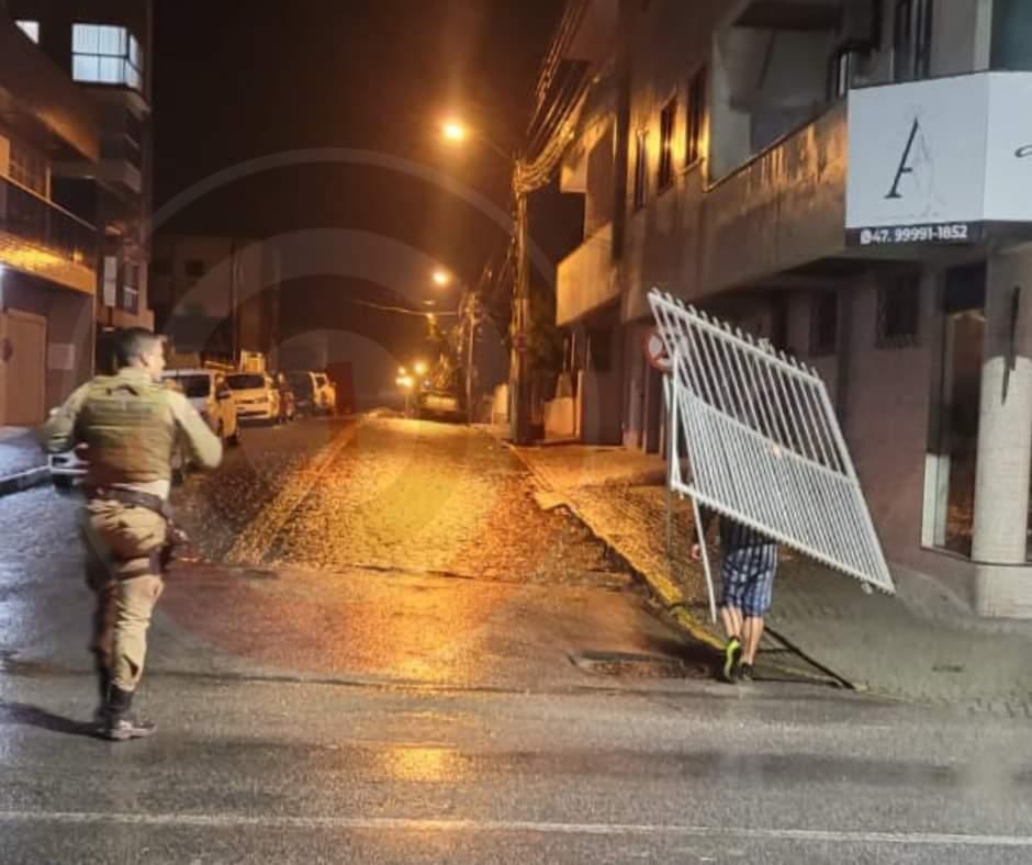 Ladrão é pego furtando portão e policiais fazem ele devolver e instalar novamente.