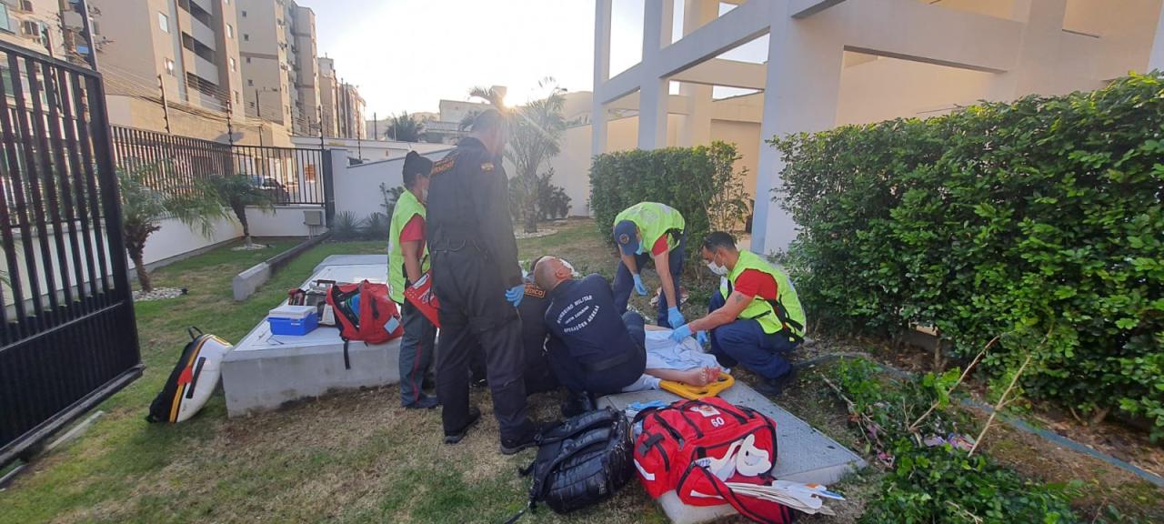 Mulher sobrevive após queda de 12 metros de altura em Palhoça.