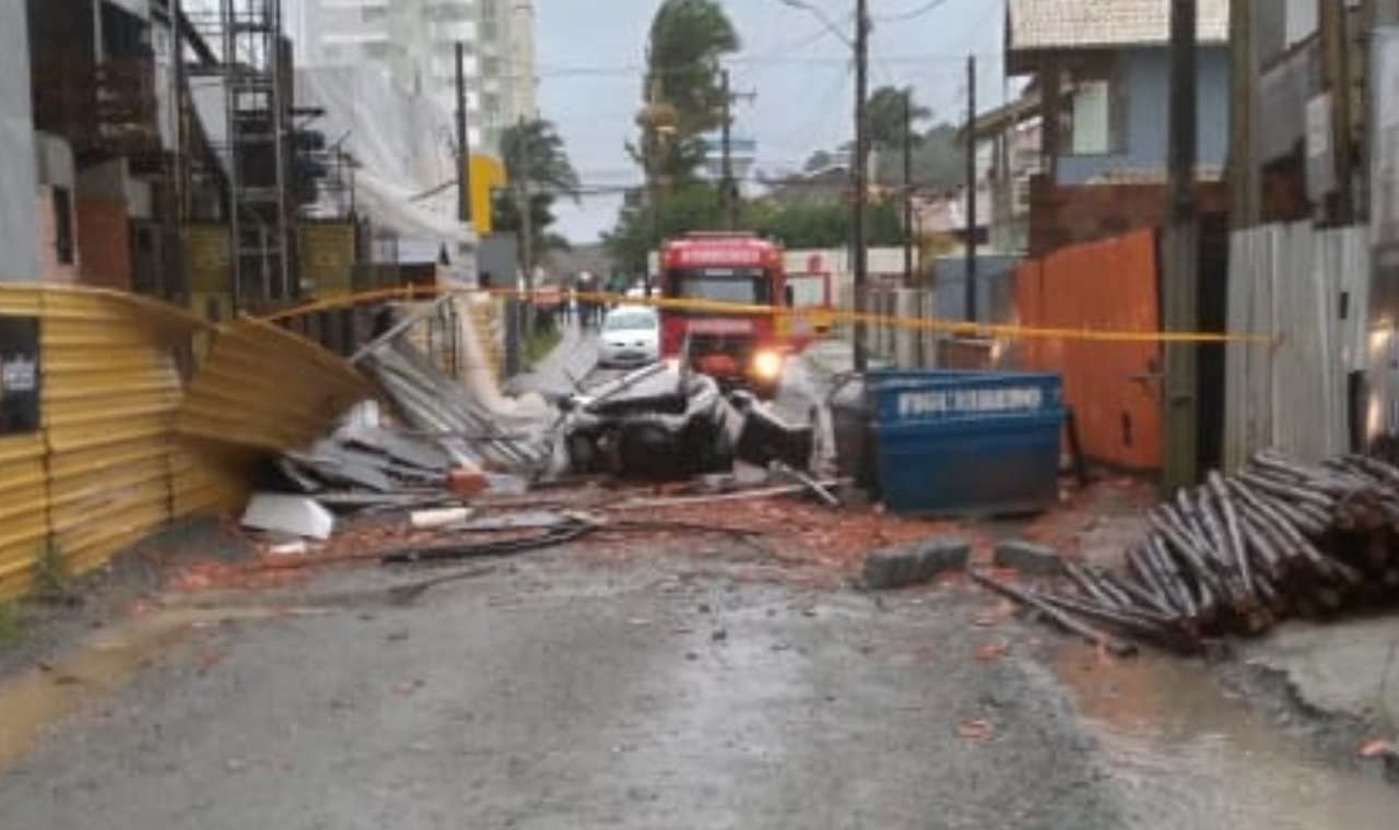 Uma pessoa sofre ferimentos graves após queda de muro causado pelos ciclone que atinge o estado.