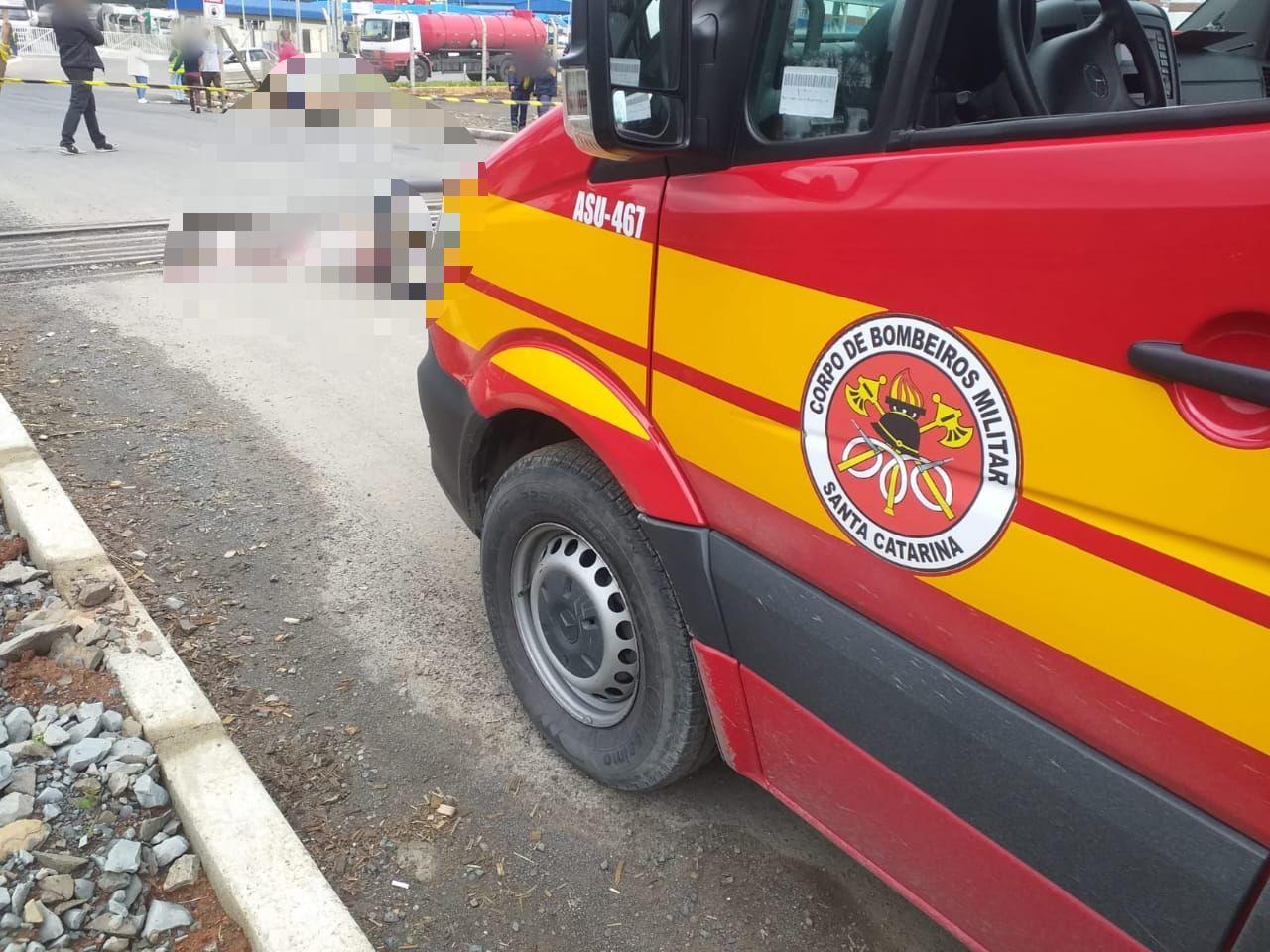 Homem tem corpo partido ao meio ao ser atropelado por trem.