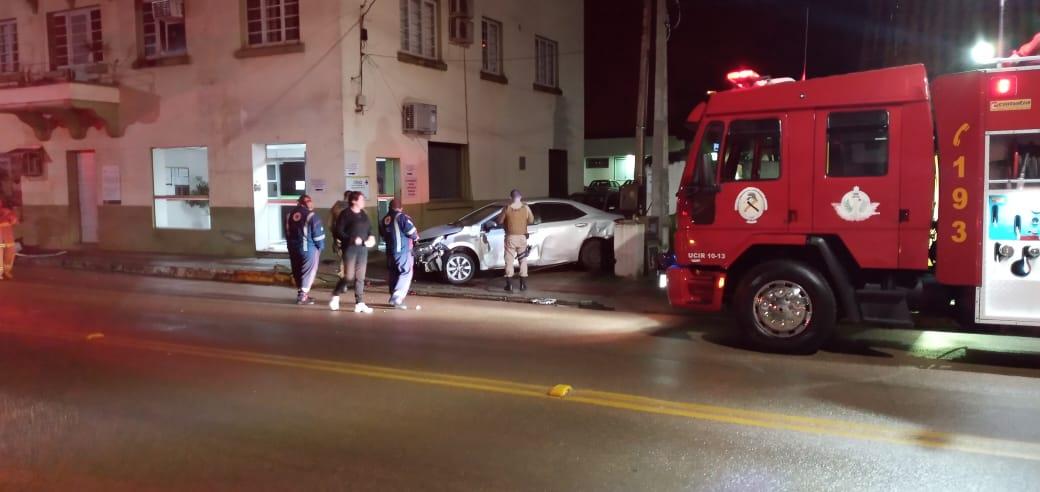 Motorista colide carro contra muro em Ibirama.