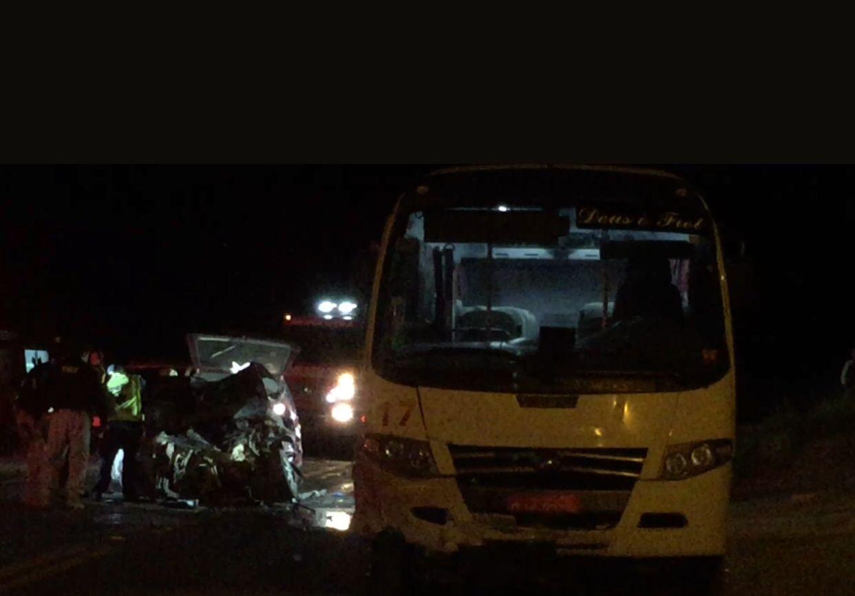 Acidente entre carro e ônibus na BR 470, deixa uma pessoa morta e uma criança gravemente ferida.