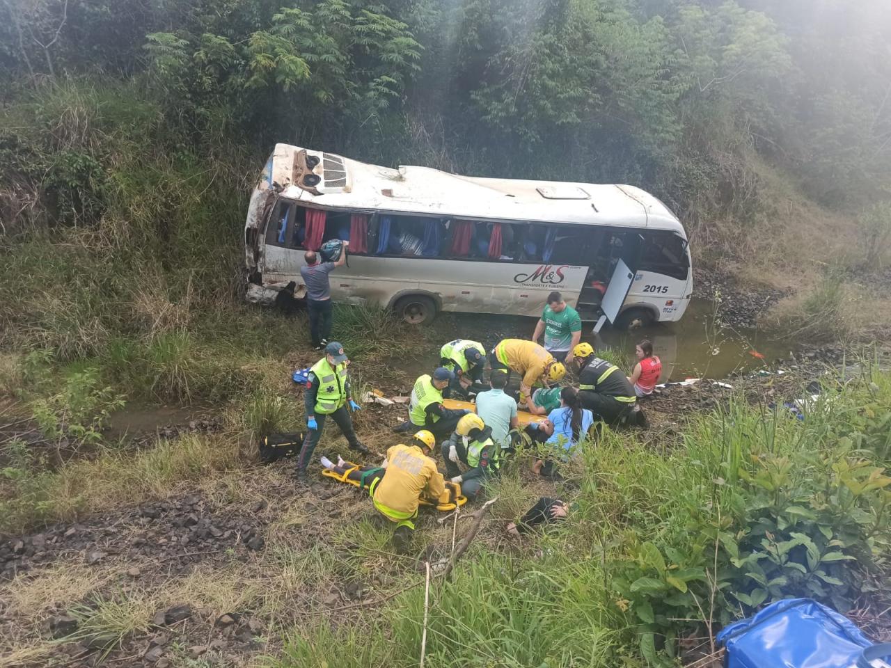Acidente entre ônibus e caminhão deixa diversas pessoas feridas na  BR-282.