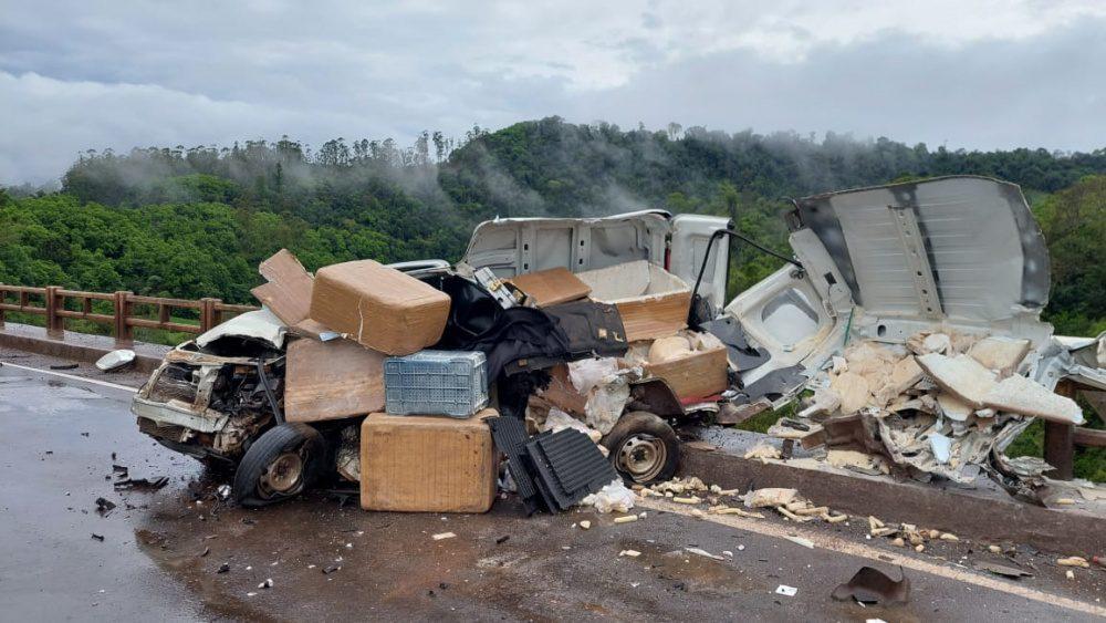 Acidente envolvendo três veículos tira a vida de motorista na BR-282.