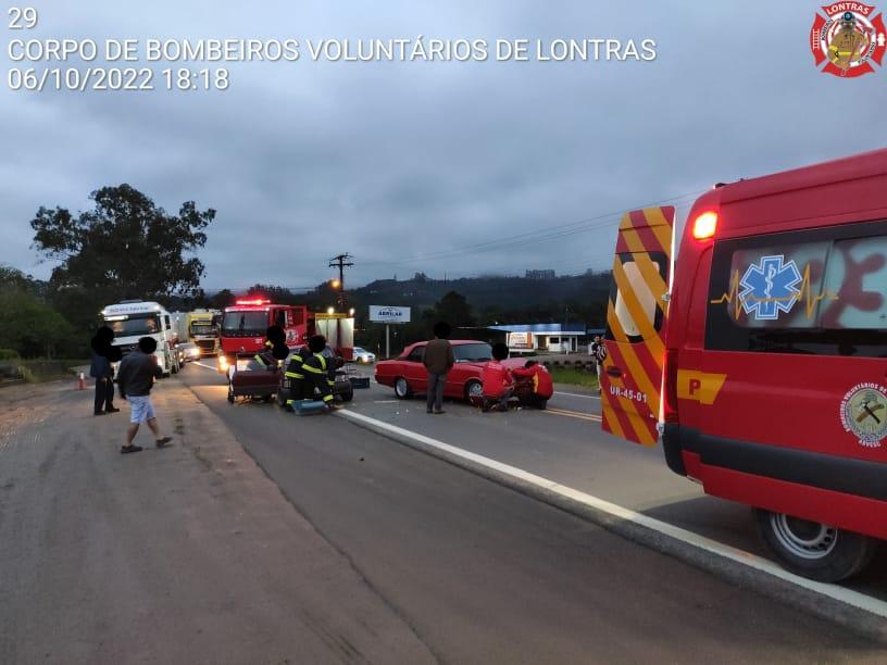 Colisão envolvendo dois carros na BR 470 em Lontras.