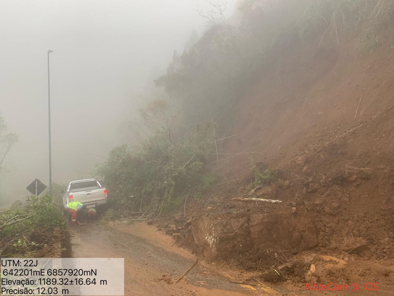 Queda de barreira atinge carro na Serra do Rio do Rastro.