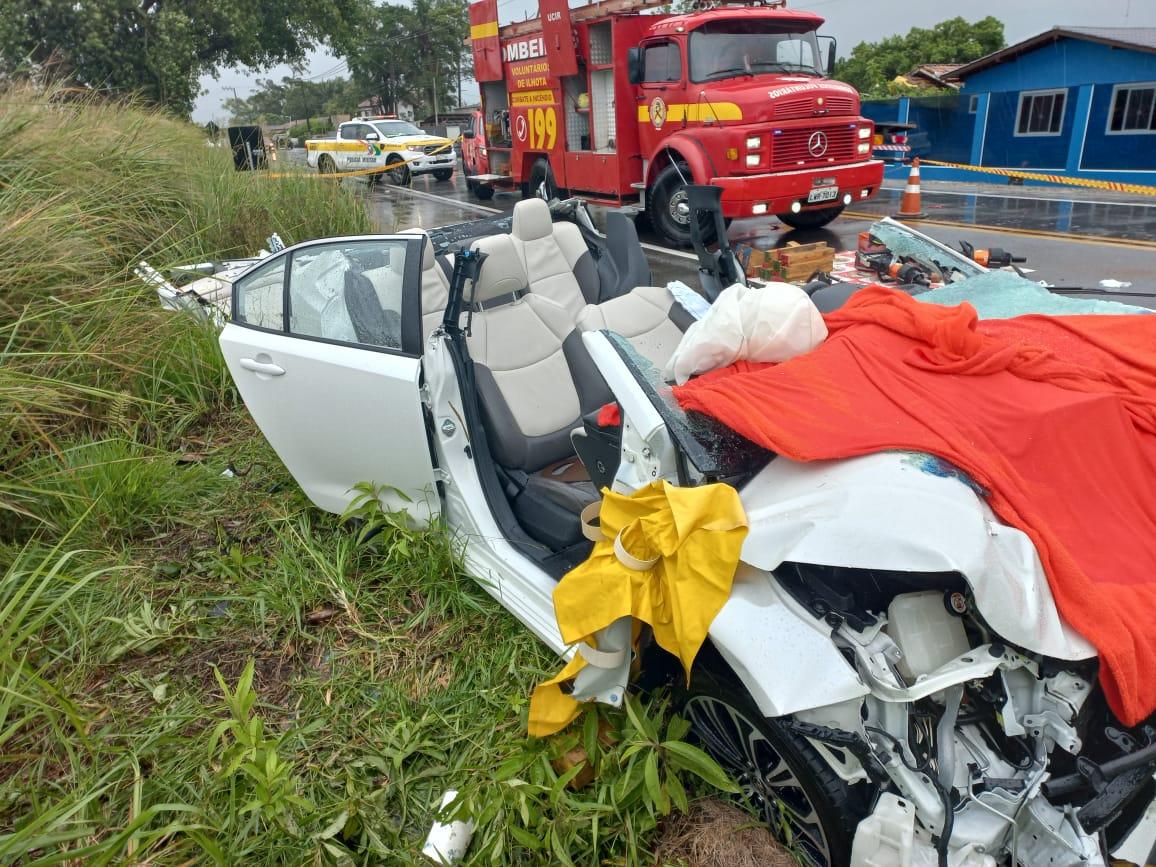 Acidente deixa carros destruídos e mulher morta.