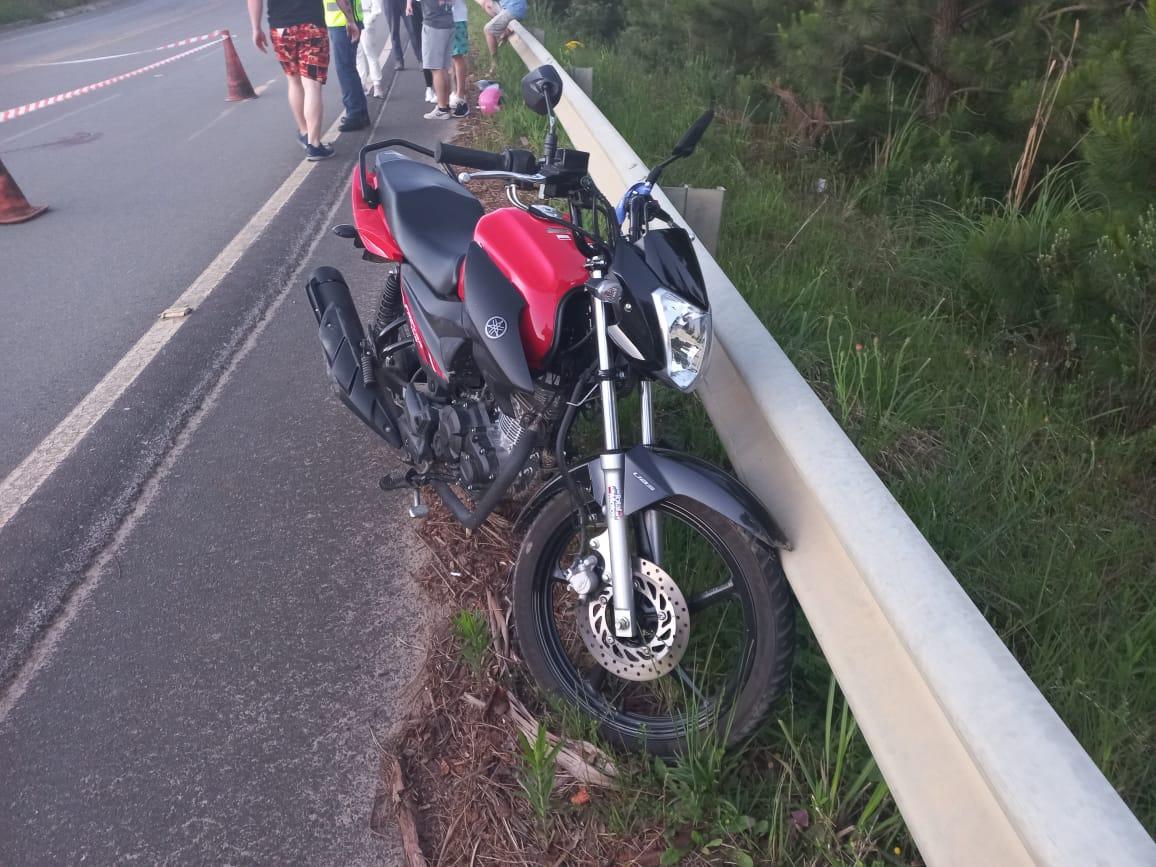 Acidente na SC-112 acaba com passageira de motocicleta morta.