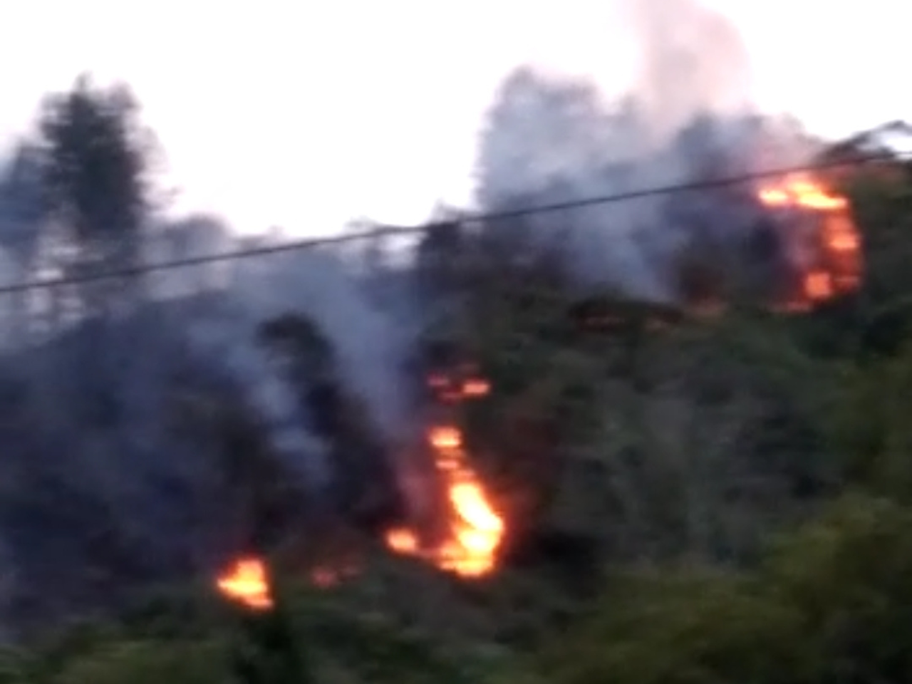 Bombeiros combatendo incêndio em Apiúna.