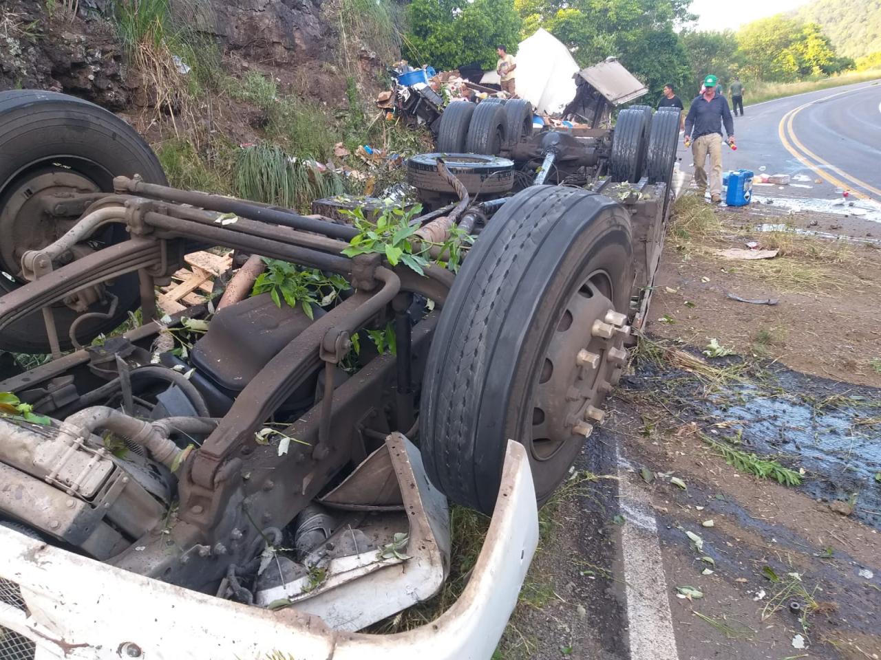 Caminhoneiro morre após colidir contra rochas na Serra da Santa.