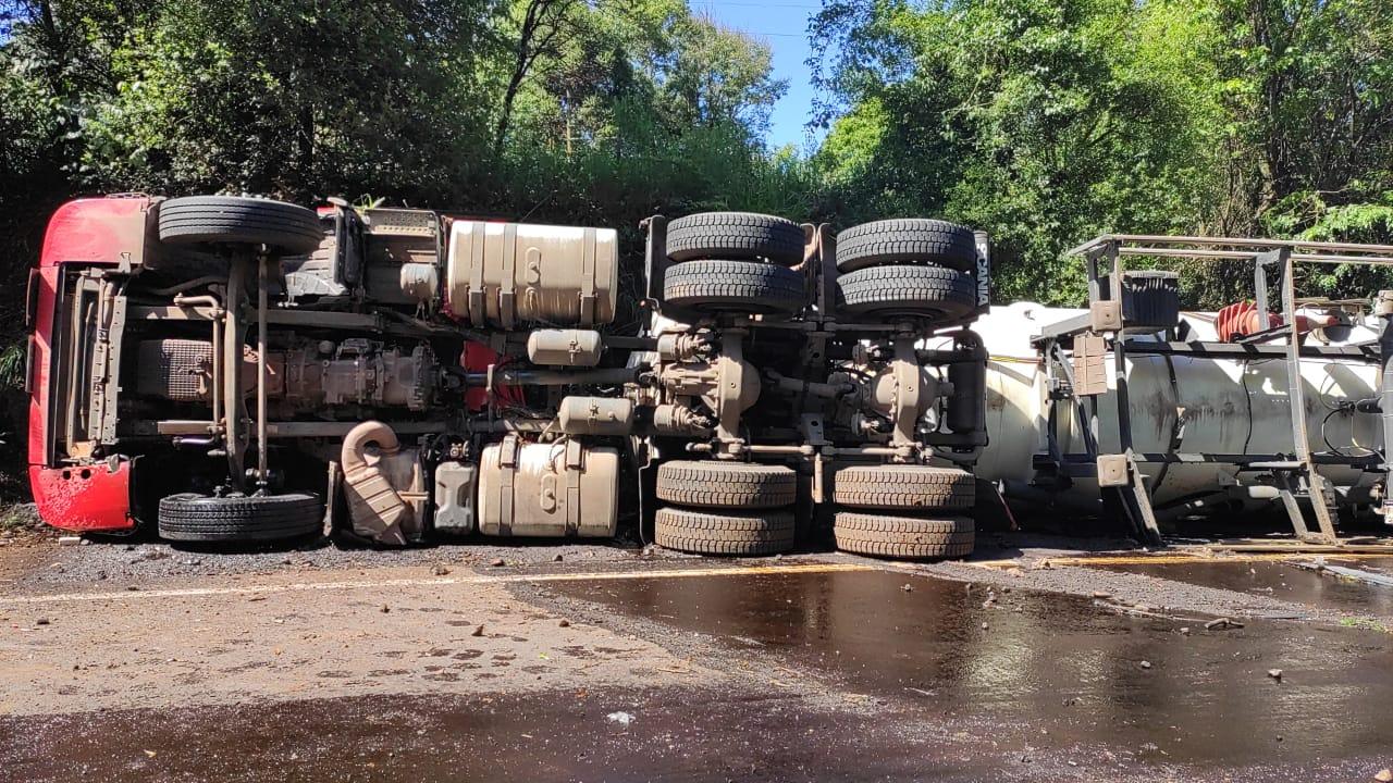 Carreta com 20 mil litros de óleo vegetal sai da pista e se choca com paredão na BR-282.