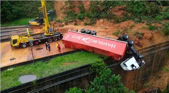 Cerca de 20 carros foram arrastados por deslizamento na BR-376, estimam forças de segurança.