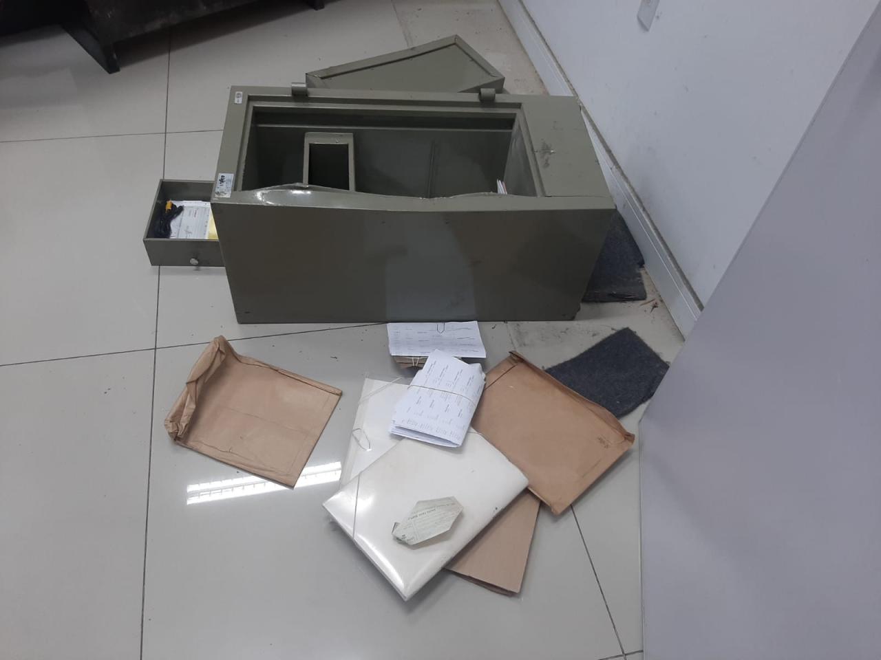 Criminosos fazem reféns e assaltam empresa em Orleans.