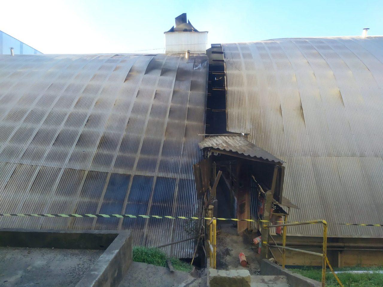 Explosão em armazém de ração deixa duas pessoas em estado grave.